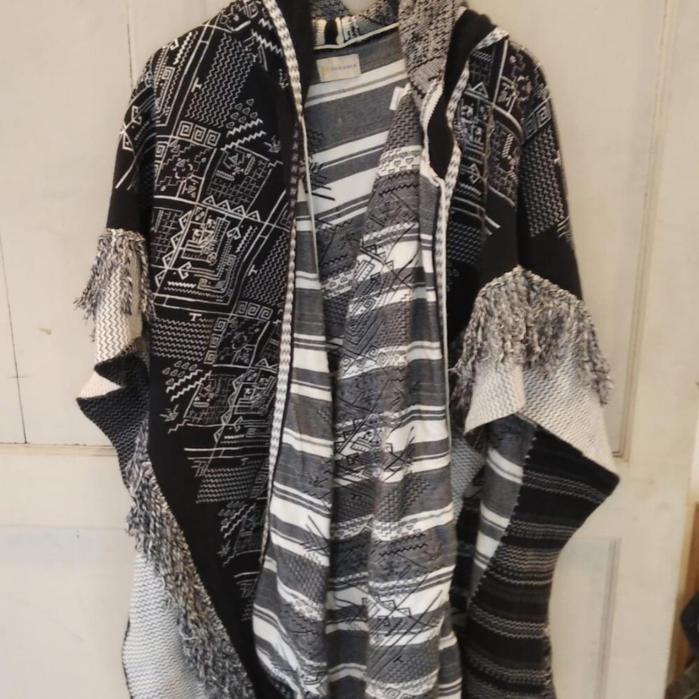 Stunning Chekanka Women's Midweight Poncho Size S/M
